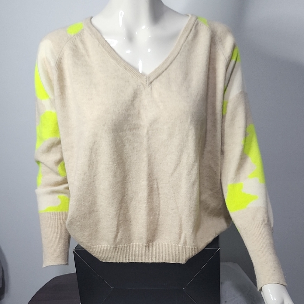 Cashmere Brodie V-Neck Sweater in Cream and Neon Yellow